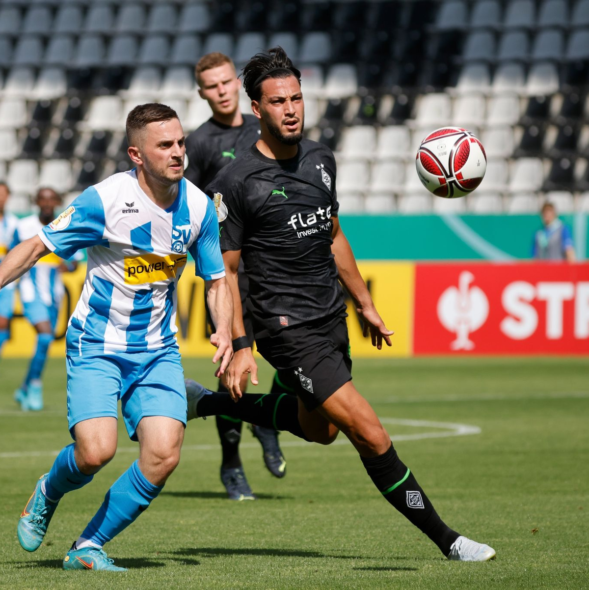 Der Freiburger Nicolas Höfler (l) im Zweikampf mit Paderborns Adriano Grimaldi. - Foto: Philipp von Ditfurth/dpa