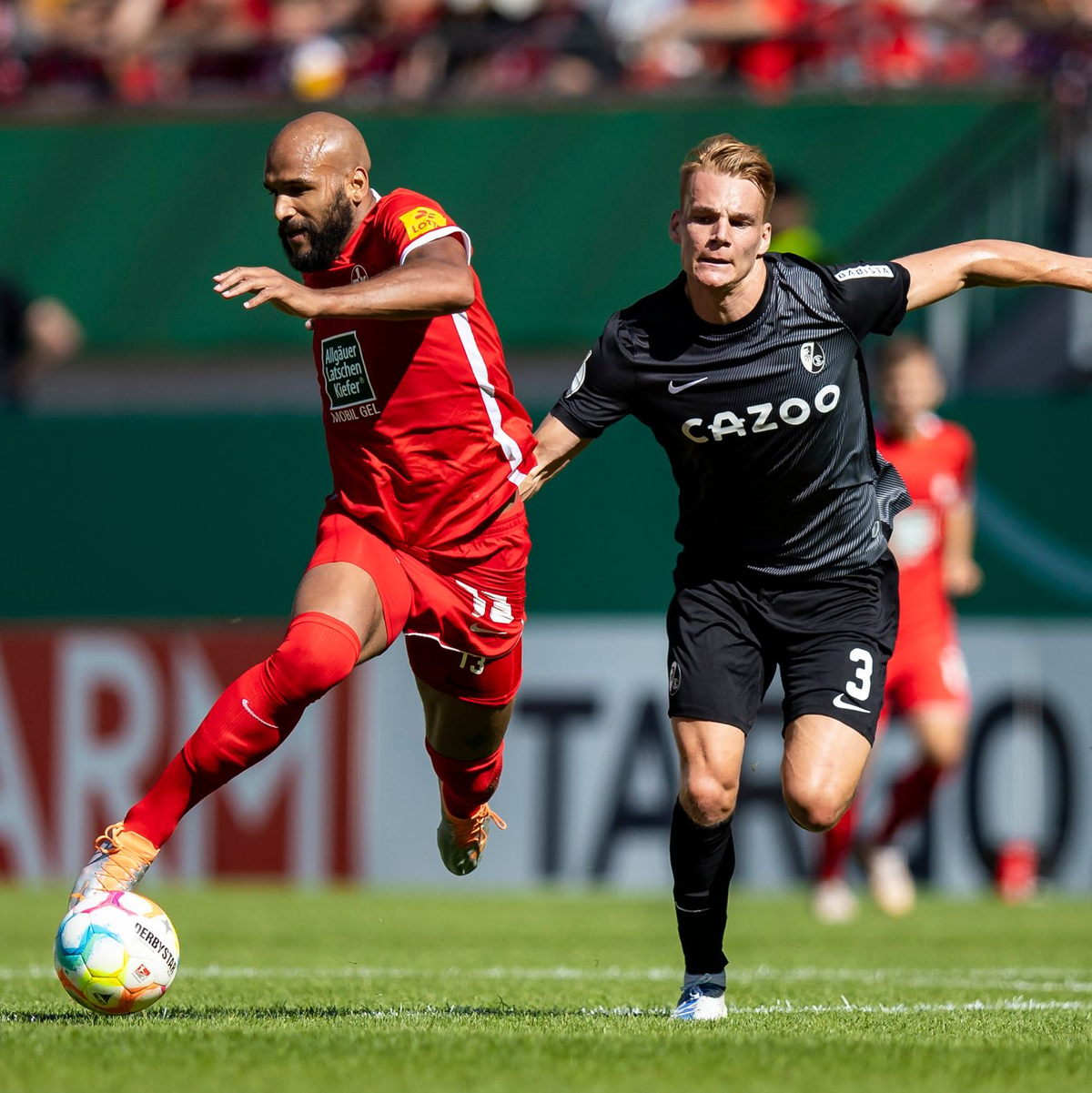 Bayerns Thomas Müller (l) beim Laufduell gegen Abdülkerim Bardakci. - Foto: Tom Weller/dpa