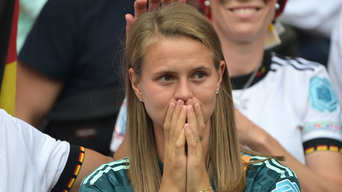 Beidfüßig und flink an den Gegenspielerinnen vorbei: Klara Bühl. - Foto: Sebastian Christoph Gollnow/dpa