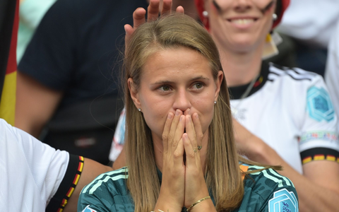 Beidfüßig und flink an den Gegenspielerinnen vorbei: Klara Bühl. - Foto: Sebastian Christoph Gollnow/dpa