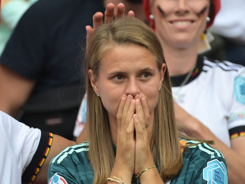 Beidfüßig und flink an den Gegenspielerinnen vorbei: Klara Bühl. - Foto: Sebastian Christoph Gollnow/dpa