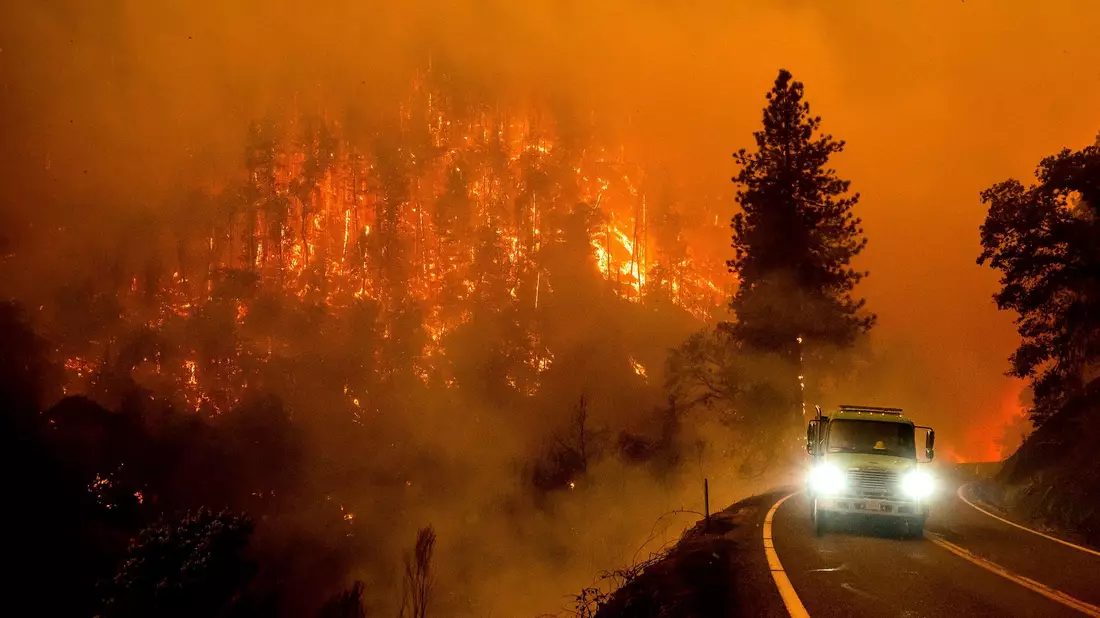  Der Waldbrand in Kalifornien wurde möglicherweise durch Brandstiftung ausgelöst. - Bild: Noah Berger/AP/dpa