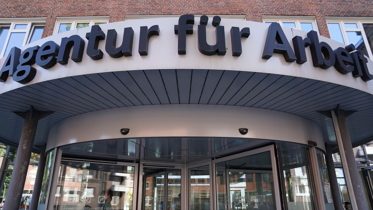 Ein Arbeiter auf einer Baustelle: Die Arbeitsagenturen gehen weiter von einer steigenden Beschäftigung aus. - Foto: Marcus Brandt/dpa