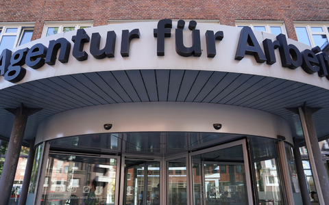 Ein Arbeiter auf einer Baustelle: Die Arbeitsagenturen gehen weiter von einer steigenden Beschäftigung aus. - Foto: Marcus Brandt/dpa