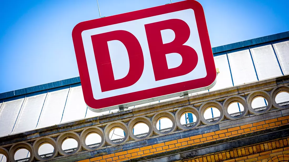 Die Monopolkommission ist weiterhin dafür, dass die Deutsche Bahn aufgespalten wird. - Bild: Moritz Frankenberg/dpa