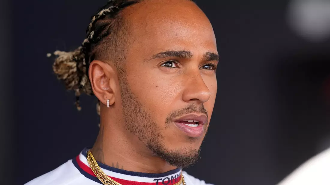 Kollision mit dem Teamkollegen: Für Lewis Hamilton war das Rennen bereits nach wenigen Metern beendet. - Bild: Darko Bandic/AP/dpa