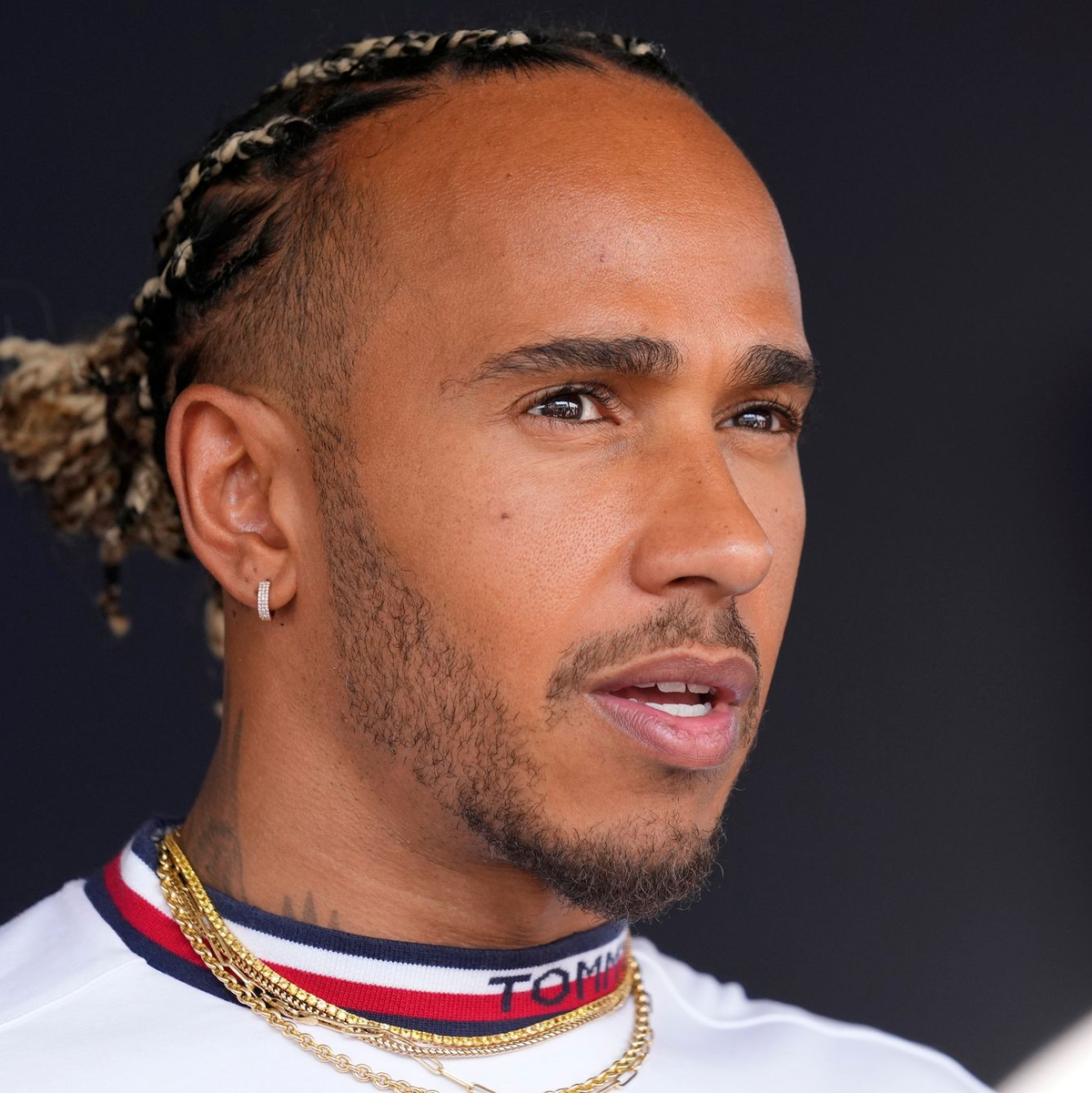 Kollision mit dem Teamkollegen: Für Lewis Hamilton war das Rennen bereits nach wenigen Metern beendet. - Foto: Darko Bandic/AP/dpa