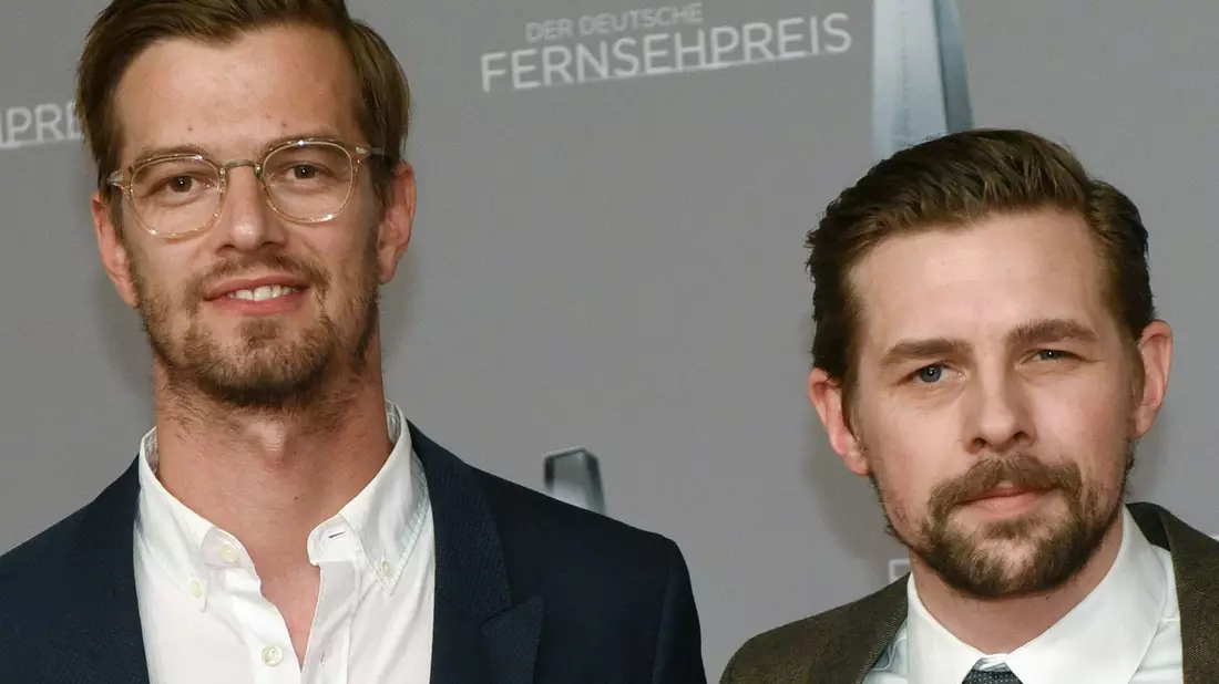 Die Moderatoren Joko Winterscheidt (l) und Klaas Heufer-Umlauf werden vermutlich noch dieses Jahr eine neue Show bekommen. - Bild: Henning Kaiser/dpa
