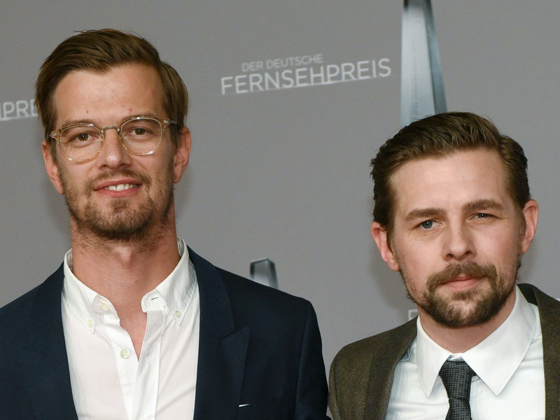 Die Moderatoren Joko Winterscheidt (l) und Klaas Heufer-Umlauf werden vermutlich noch dieses Jahr eine neue Show bekommen. - Foto: Henning Kaiser/dpa