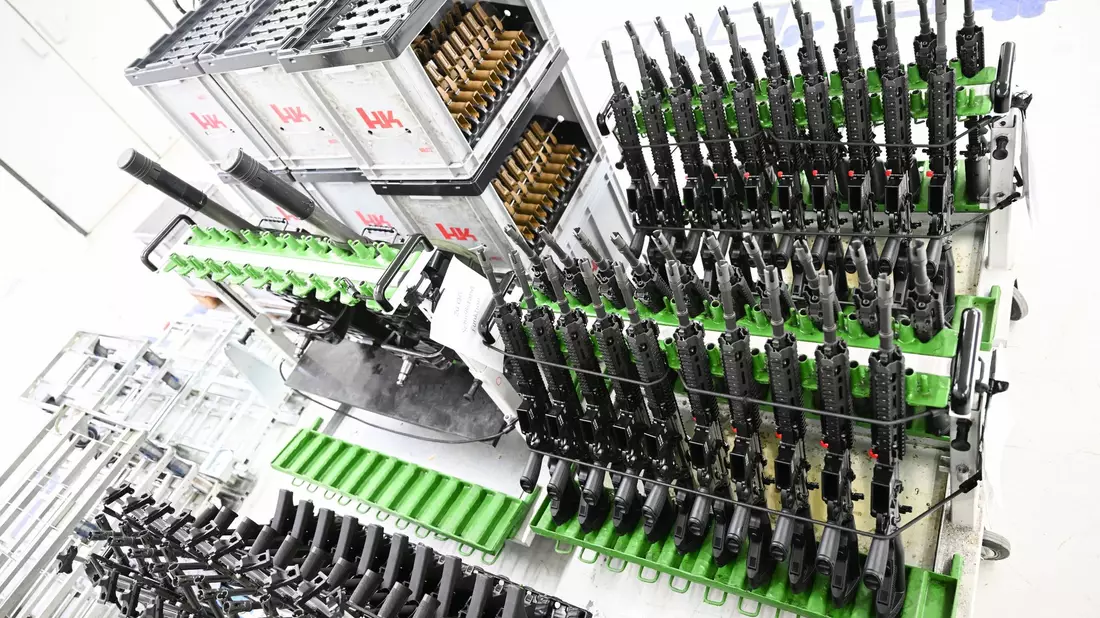 Fertige Sturmgewehre stehen aufgereiht in der Produktionshalle des Waffenherstellers Heckler & Koch in Oberndorf. - Bild: Bernd Weißbrod/dpa