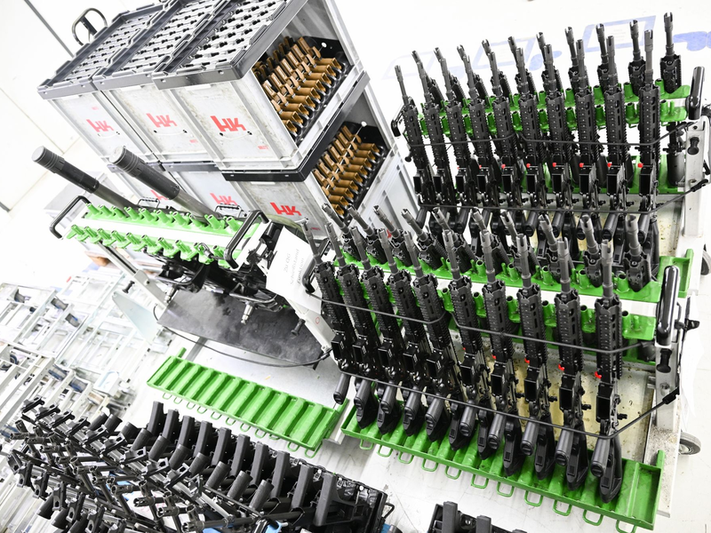 Fertige Sturmgewehre stehen aufgereiht in der Produktionshalle des Waffenherstellers Heckler & Koch in Oberndorf. - Foto: Bernd Weißbrod/dpa