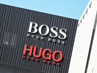 Hugo Boss will nach einem Gewinneinbruch sparen (Archivfoto) - Foto: Bernd Weißbrod/dpa