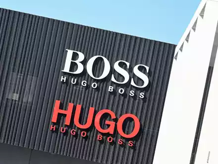 Hugo Boss will nach einem Gewinneinbruch sparen (Archivfoto) - Foto: Bernd Weißbrod/dpa