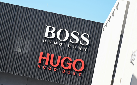 Hugo Boss will nach einem Gewinneinbruch sparen (Archivfoto) - Foto: Bernd Weißbrod/dpa
