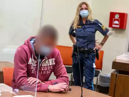 Der Angeklagte wird von der Polizei in den Gerichtssaal geführt. - Foto: Peter Kneffel/dpa