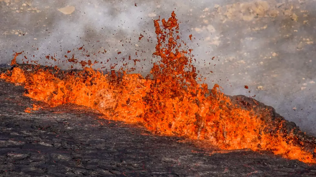 Auf Island ist es damit im dritten Jahr in Folge zu einem vulkanischen Ausbruch gekommen. - Bild: Marco Di Marco/AP/dpa