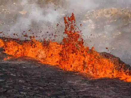 Im Fischerort Grindavík müssen die Bewohner auch diesmal wieder bangen. (Archivbild) - Foto: Marco Di Marco/AP/dpa