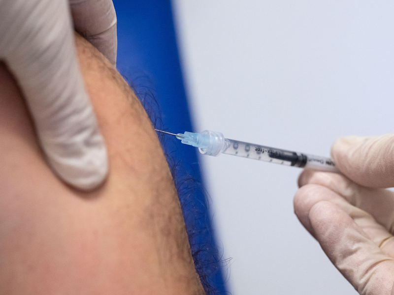 Laut RKI-Impfquotenmonitoring wurden seit Beginn der diesjährigen Corona-Impfsaison bisher rund 746.000 Impfdosen verabreicht. - Foto: Sven Hoppe/dpa