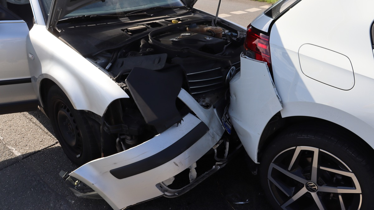 POL-HF: Verkehrsunfall - Mercedes prallt gegen Straßenschild - Foto: presseportal.de