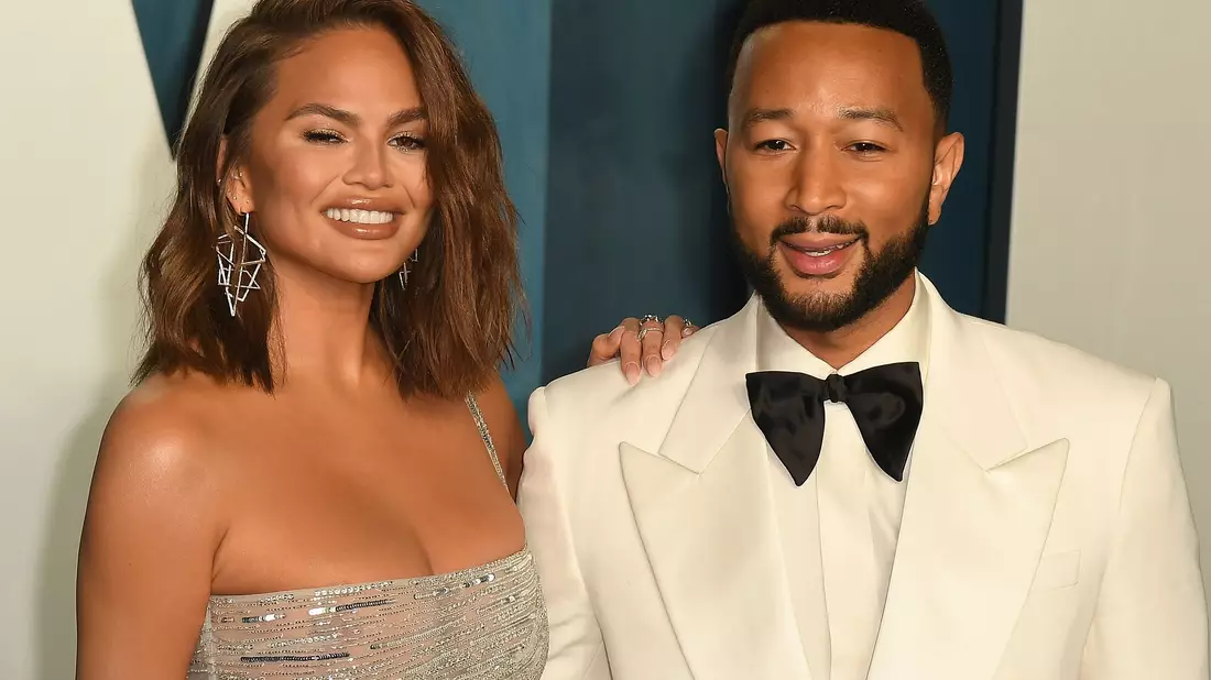 Das amerikanische Model Chrissy Teigen (l) und ihr Ehemann John Legend bei der 94. Oscar-Verleihung. - Bild: Imagespace/imageSPACE via ZUMA Press Wire/dpa