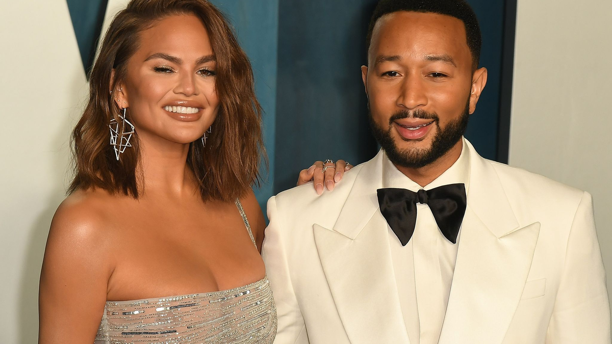 Das amerikanische Model Chrissy Teigen (l) und ihr Ehemann John Legend bei der 94. Oscar-Verleihung. - Foto: Imagespace/imageSPACE via ZUMA Press Wire/dpa