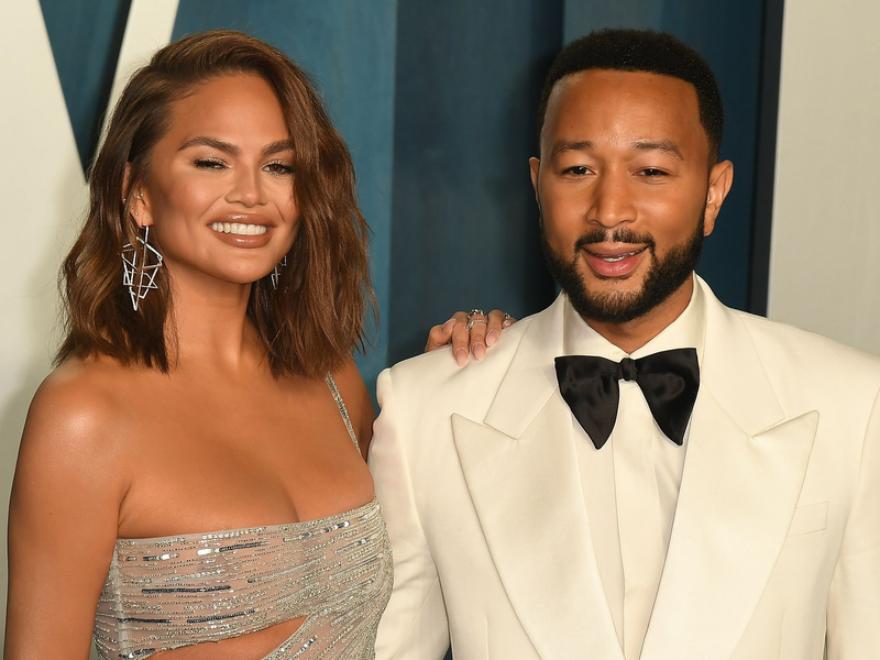 Das amerikanische Model Chrissy Teigen (l) und ihr Ehemann John Legend bei der 94. Oscar-Verleihung. - Foto: Imagespace/imageSPACE via ZUMA Press Wire/dpa