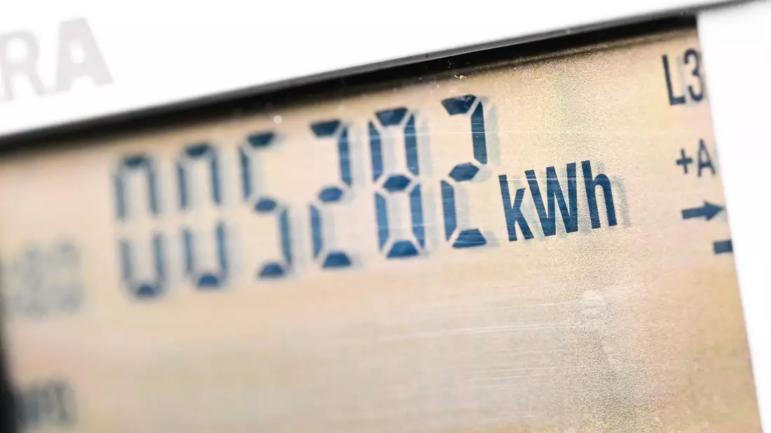 Ein Wechsel des Stromanbieters kann Geld sparen, sagen Verbraucherschützer. Ein paar Dinge sollten Haushalte allerdings beachten. (Archivbild) - Bild: Bernd Weißbrod/dpa