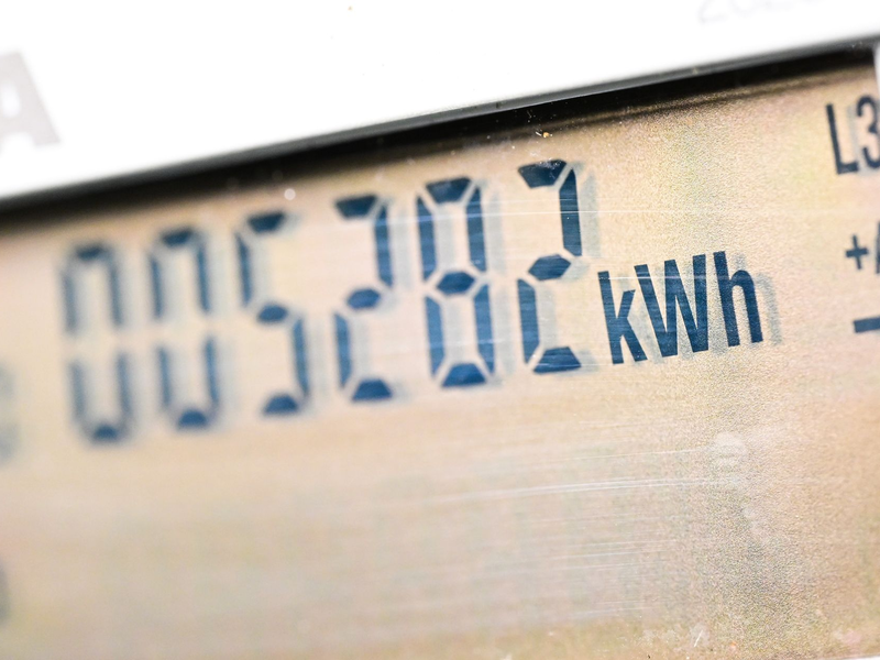 Ein Wechsel des Stromanbieters kann Geld sparen, sagen Verbraucherschützer. Ein paar Dinge sollten Haushalte allerdings beachten. (Archivbild) - Foto: Bernd Weißbrod/dpa