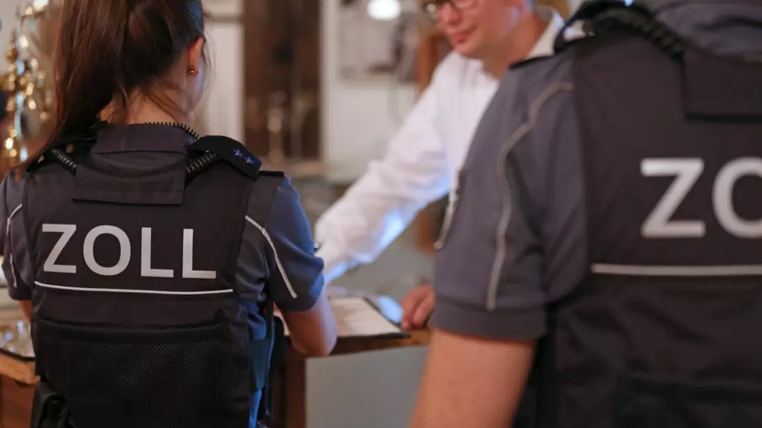HZA-SW: Bundesweite Schwerpunktprüfung gegen Schwarzarbeit - Schweinfurter Zoll überprüft Hotellerie und Gastronomie - Bild: presseportal.de