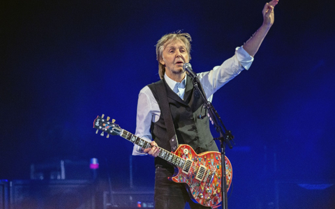 In einer BBC-Sendung erinnert Paul McCartney an Buddy Holly und seinen Einfluss auf die Beatles. - Foto: Joel C Ryan/Invision via AP/dpa