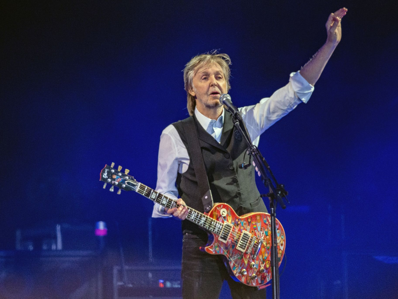 In einer BBC-Sendung erinnert Paul McCartney an Buddy Holly und seinen Einfluss auf die Beatles. - Foto: Joel C Ryan/Invision via AP/dpa