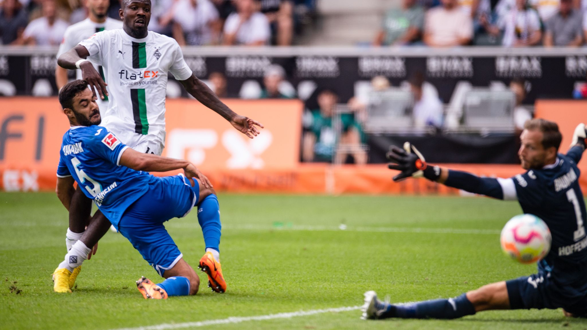 Nathan Ngoumou (r) rettete Gladbach den Sieg. - Foto: Marius Becker/dpa