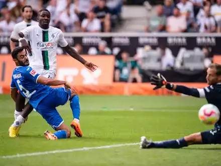 Nathan Ngoumou (r) rettete Gladbach den Sieg. - Foto: Marius Becker/dpa