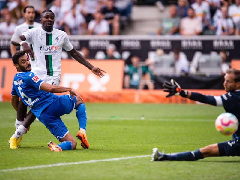 Nathan Ngoumou (r) rettete Gladbach den Sieg. - Foto: Marius Becker/dpa