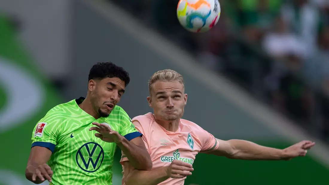 Nico Schlotterbeck (l) und Japans Junya Ito beim Kopfballduell. - Bild: Swen Pförtner/dpa