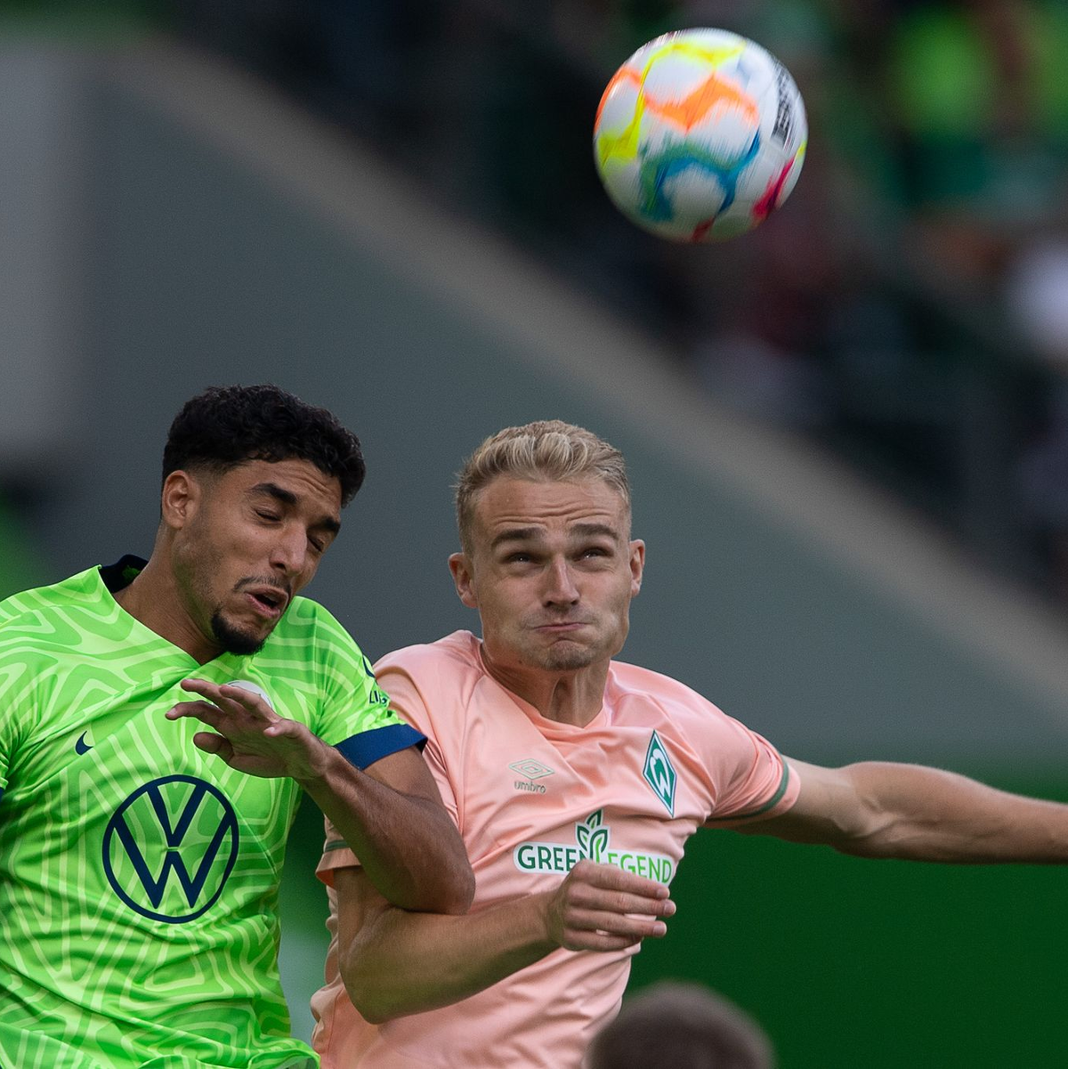 Nico Schlotterbeck (l) und Japans Junya Ito beim Kopfballduell. - Foto: Swen Pförtner/dpa