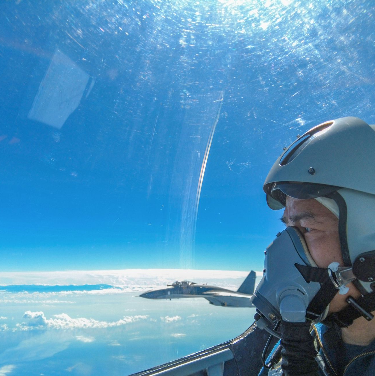 Kampfflugzeuge der chinesischen Volksbefreiungsarmee (PLA) während gemeinsamer Kampfübungen unweit von Taiwan. - Foto: Li Bingyu/XinHua/dpa