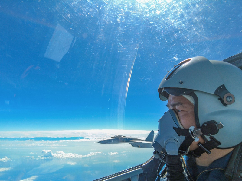 Kampfflugzeuge des Ostkommandos der chinesischen Volksbefreiungsarmee (PLA) während gemeinsamer Kampfübungen um die Insel Taiwan. - Foto: Li Bingyu/XinHua/dpa