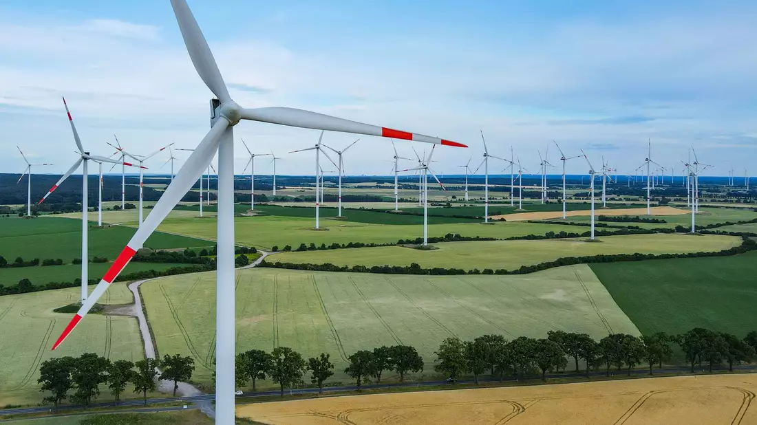 Der Ausbau der Erneuerbaren Energien sorgt für weniger Ausstoß von klimaschädlichen Treibhausgasen. - Bild: Patrick Pleul/dpa