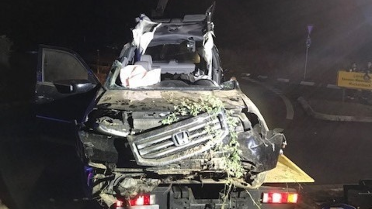 POL-PPWP: Fahrzeug schießt über Kreisel hinaus - Foto: presseportal.de