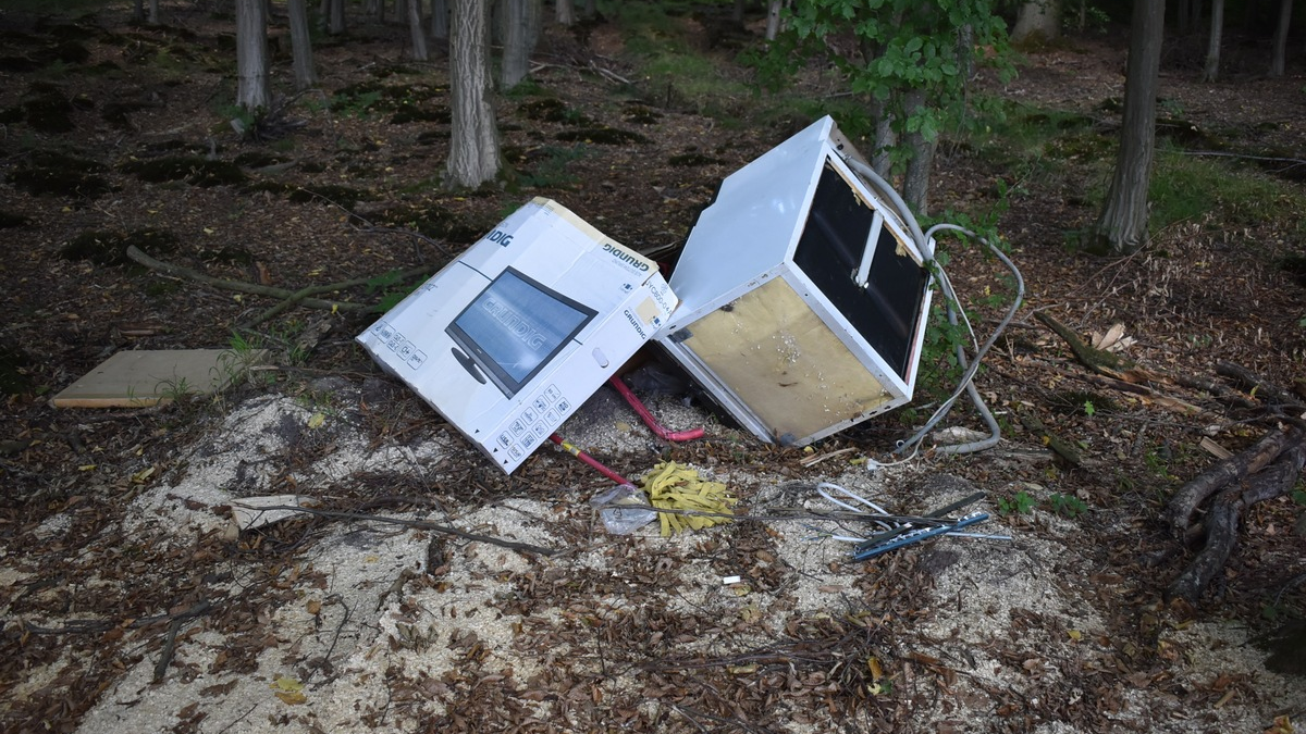 POL-EL: Papenburg - Illegale Müllentsorgung - Foto: presseportal.de