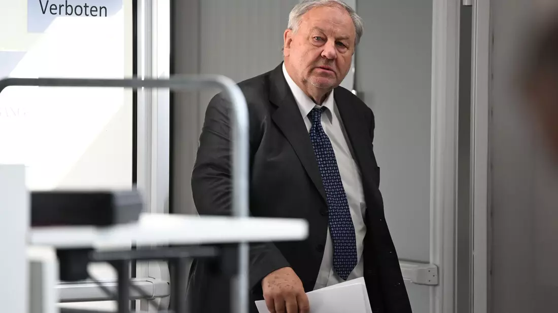 Der Steueranwalt Hanno Berger kommt zum Prozessauftakt in den Gerichtssaal. - Bild: Arne Dedert/dpa