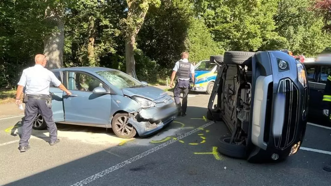 FW Dinslaken: Verkehrsunfall mit zwei PKW - Bild: presseportal.de