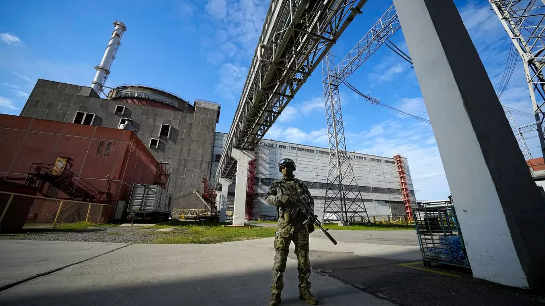 Ein russischer Soldat bewacht am 01.05.2022 einen Bereich des Kernkraftwerks Saporischschja. Dieses Foto wurde während einer vom russischen Verteidigungsministerium organisierten Reise aufgenommen. - Bild: -/AP/dpa