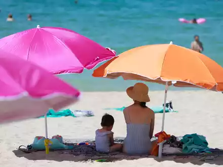 Strandurlaub ist immer noch heiß begehrt. (Archivbild) - Foto: Clara Margais/dpa