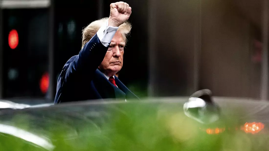 Trump und mehrere andere Menschen sind in Georgia wegen ihrer Versuche angeklagt, den Ausgang der Präsidentenwahl 2020 in dem Bundesstaat umzukehren. - Bild: Julia Nikhinson/AP/dpa
