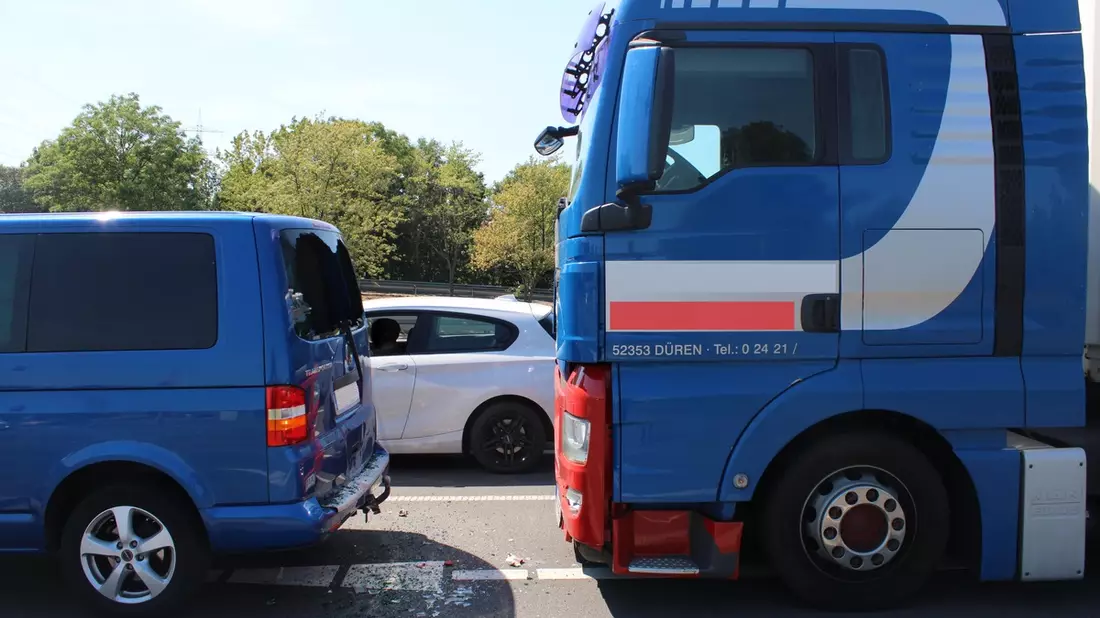 POL-DN: Verkehrsunfall mit zwei Schwerverletzen - Bild: presseportal.de