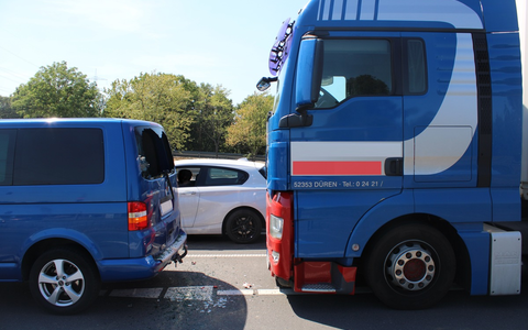 POL-DN: Verkehrsunfall mit zwei Schwerverletzen - Foto: presseportal.de
