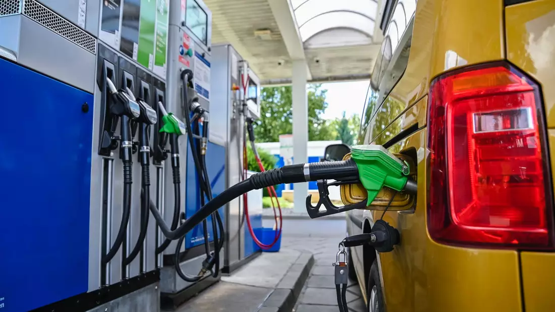 Tankstelle: Der Preisabstand zwischen Autobahn und Umland ist zuletzt gewachsen. - Bild: Uwe Lein/dpa