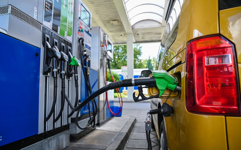 Tankstelle: Der Preisabstand zwischen Autobahn und Umland ist zuletzt gewachsen. - Foto: Uwe Lein/dpa